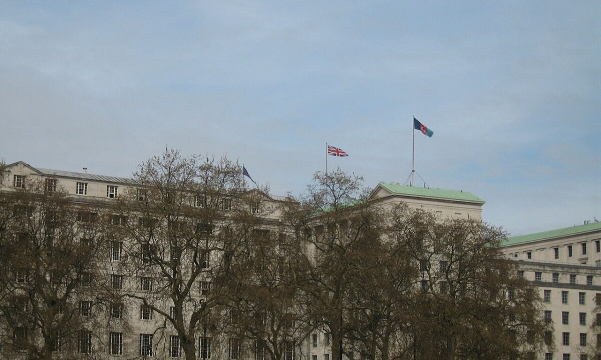 Wielka Brytania tnie budżety resortów, by sfinansować obronność